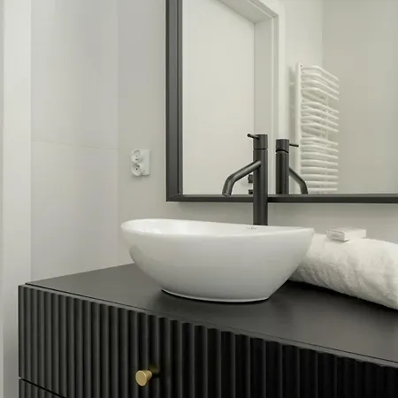 Elegant In The Center Of With Free Garage By Renters Apartmán